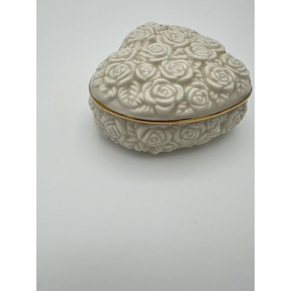 LENOX ROSE JEWELRY TRINKET BOX HEART SHAPED CREAM GOLD TRIM LID PORCELAIN CLASSY